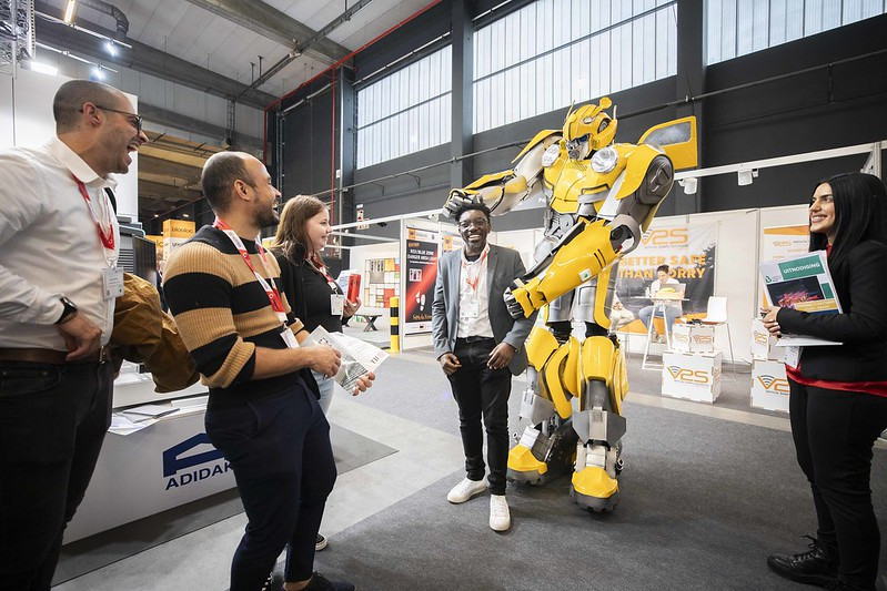 Auto Henze - Грузовики - 4х2, дизель, Коробка передач: автоматическая, Кондиционер undefined: фото 1