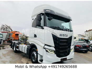 Грузовик-контейнеровоз/ Сменный кузов IVECO S-WAY
