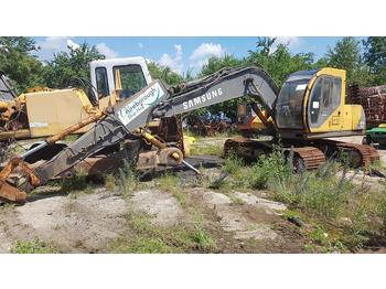 Гусеничный экскаватор