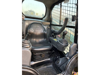 Мини-погрузчик с бортовым поворотом Caterpillar 246D: фото 5