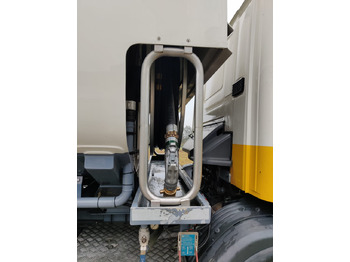 Грузовик-цистерна SCANIA P400: фото 2