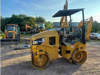 Каток CATERPILLAR CB24B