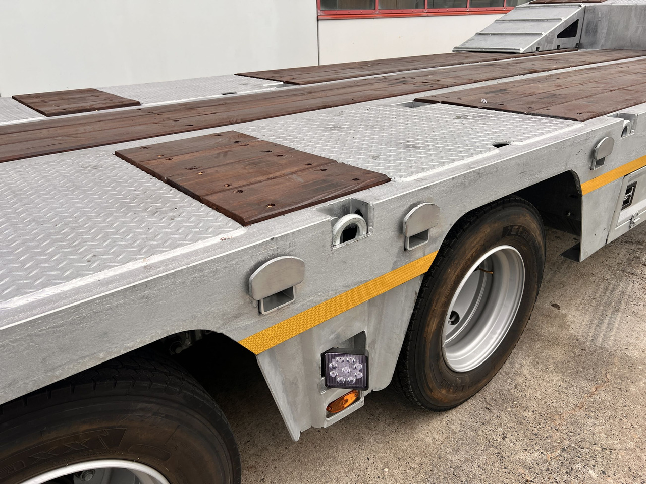 Möslein ST 3 3 Achs Satteltieflader neu - Низкорамный полуприцеп: фото 2 Möslein ST 3 3 Achs Satteltieflader neu - Низкорамный полуприцеп: фото 2