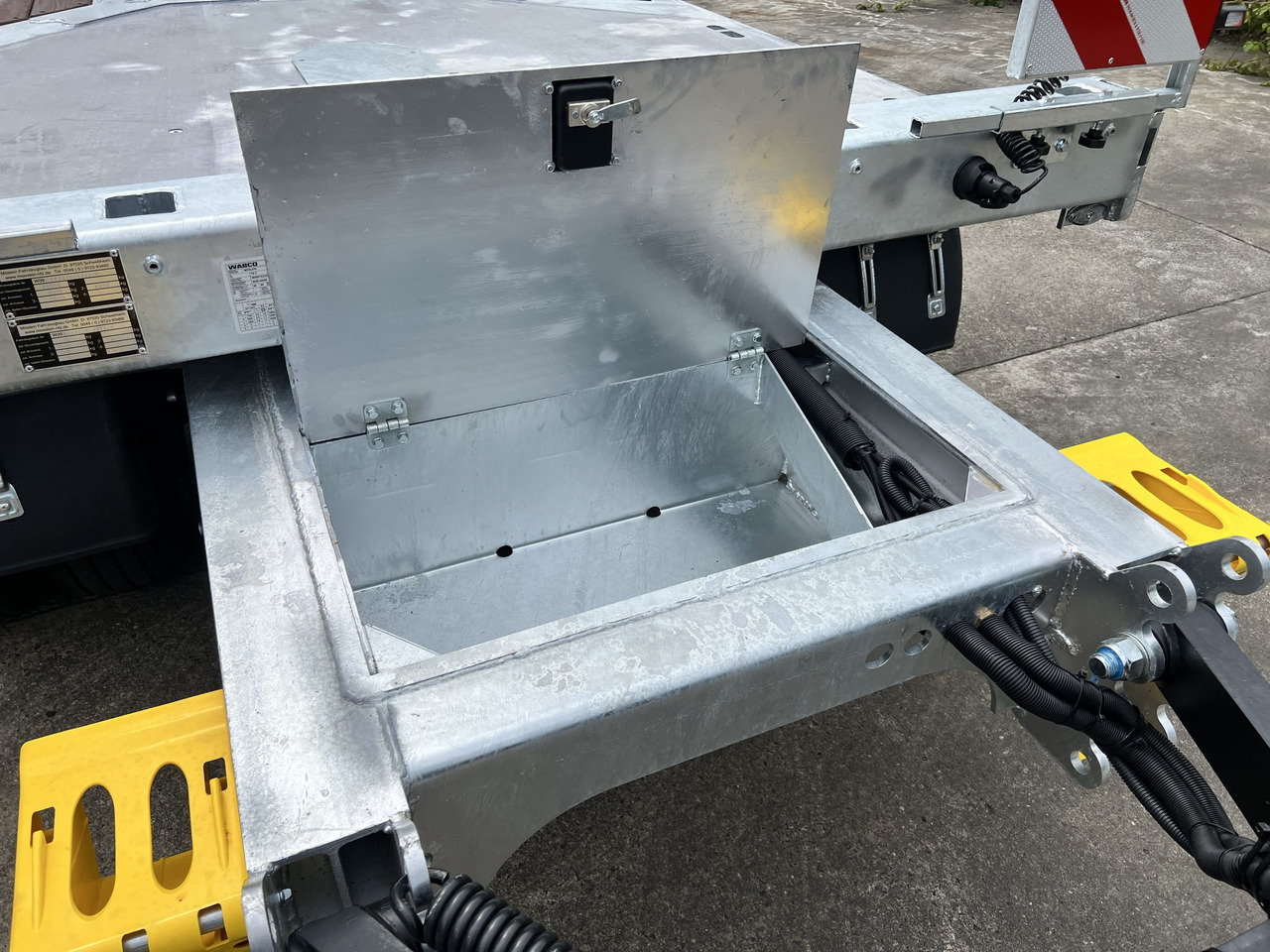 Möslein T 3-9,20 F 3 Achs Tieflader mit gerader Ladefläche 9 m, Neufahrzeug - Низкорамный прицеп: фото 3 Möslein T 3-9,20 F 3 Achs Tieflader mit gerader Ladefläche 9 m, Neufahrzeug - Низкорамный прицеп: фото 3