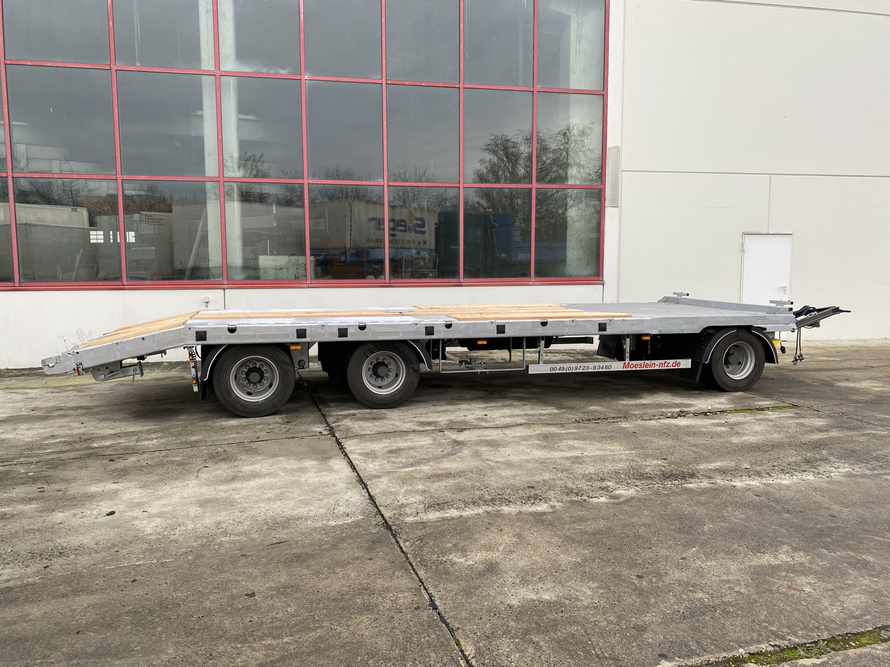 Möslein T 3-P9,2 OR 3 Achs Tieflader gerader Ladefläche 9 m, Neufahrzeug - Низкорамный прицеп: фото 5 Möslein T 3-P9,2 OR 3 Achs Tieflader gerader Ladefläche 9 m, Neufahrzeug - Низкорамный прицеп: фото 5