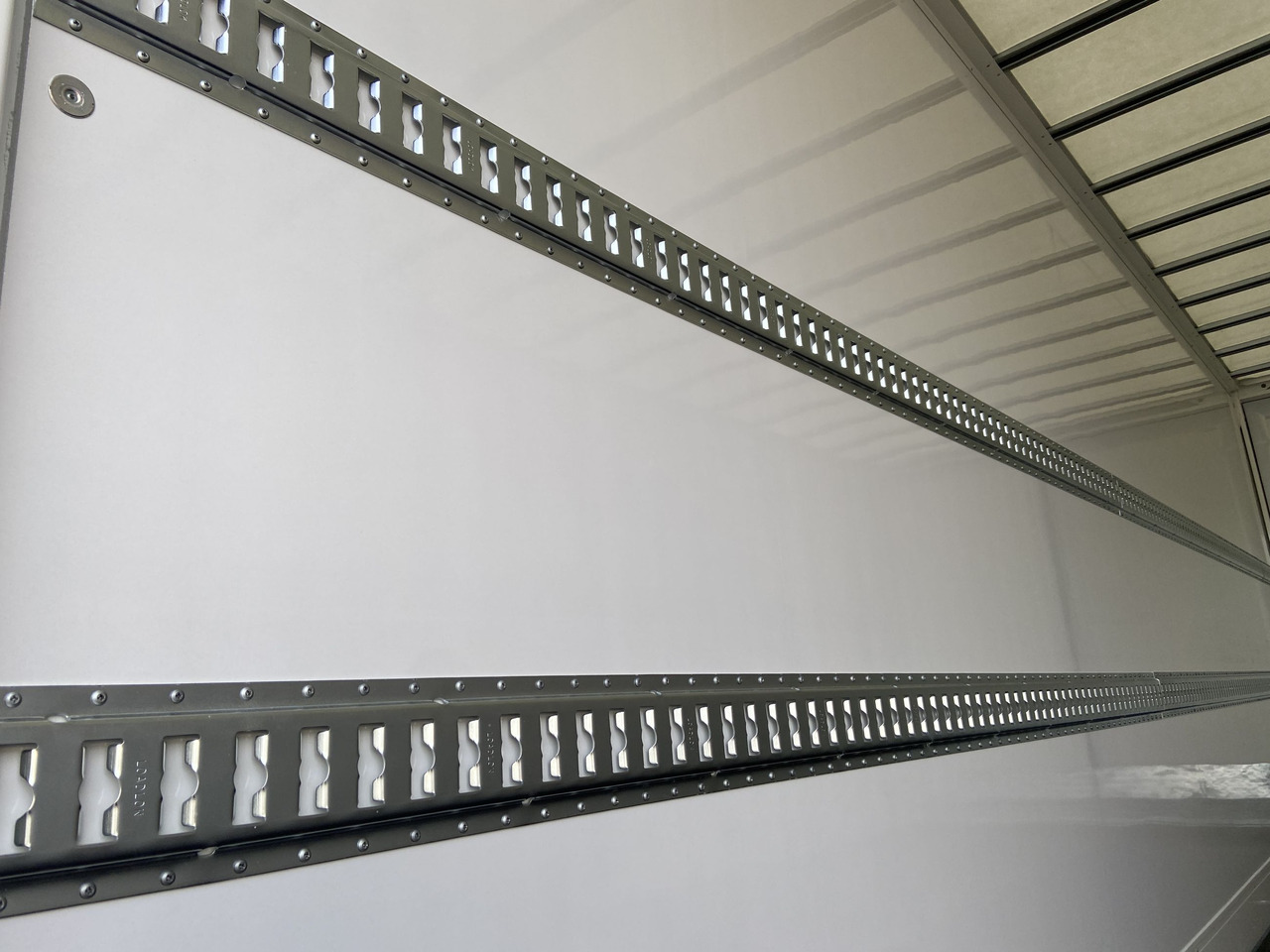 Möslein TKO 105 D 7m weiß Tandem- Koffer, Durchladbar, -- Neufahrzeug -- - Прицеп-фургон: фото 5 Möslein TKO 105 D 7m weiß Tandem- Koffer, Durchladbar, -- Neufahrzeug -- - Прицеп-фургон: фото 5