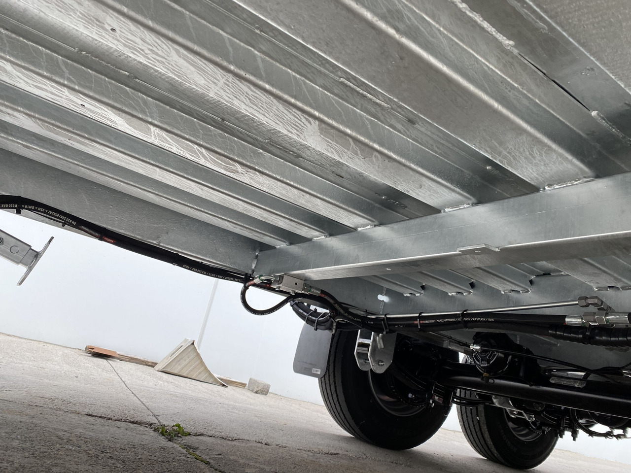 Möslein TT 11-E6x2 hydr. Rampen Tieflader für Fräsen breiten hydraulischen Rampen, Neu - Низкорамный прицеп: фото 4 Möslein TT 11-E6x2 hydr. Rampen Tieflader für Fräsen breiten hydraulischen Rampen, Neu - Низкорамный прицеп: фото 4