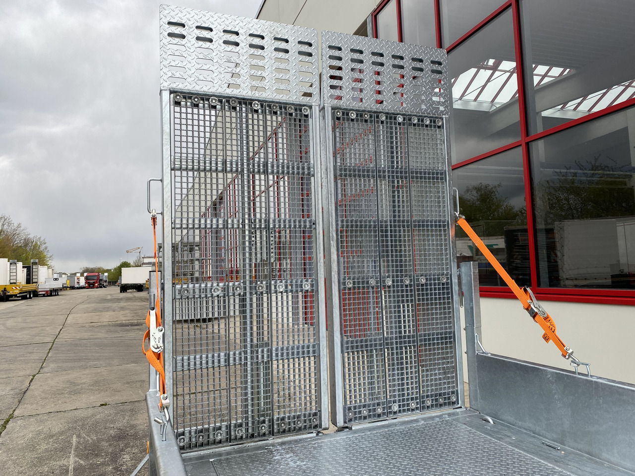 Möslein TT 11-E6x2 hydr. Rampen Tieflader für Fräsen breiten hydraulischen Rampen, Neu - Низкорамный прицеп: фото 2 Möslein TT 11-E6x2 hydr. Rampen Tieflader für Fräsen breiten hydraulischen Rampen, Neu - Низкорамный прицеп: фото 2