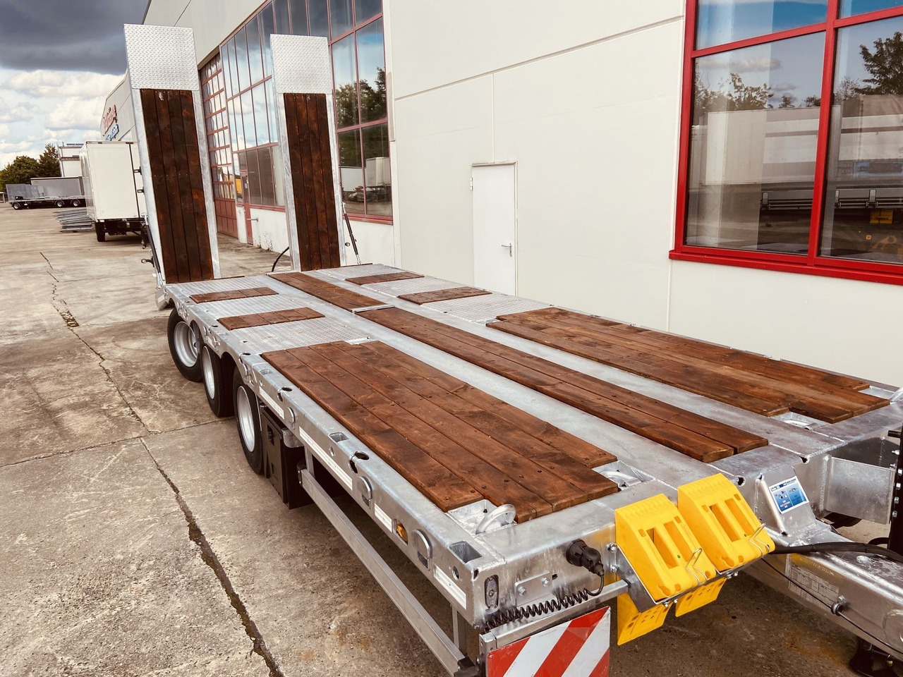 Möslein TT 31 31 t GG Tridem- Tieflader 3 Achs, gelenktNeufahrzeug - Низкорамный прицеп: фото 4 Möslein TT 31 31 t GG Tridem- Tieflader 3 Achs, gelenktNeufahrzeug - Низкорамный прицеп: фото 4