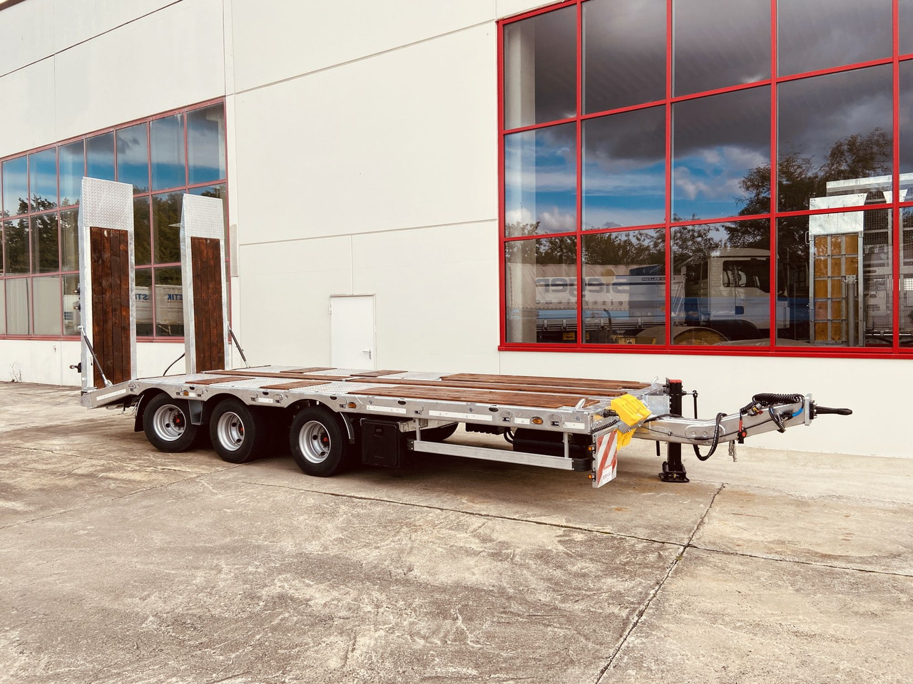 Möslein TT 31 31 t GG Tridem- Tieflader 3 Achs, gelenktNeufahrzeug - Низкорамный прицеп: фото 4 Möslein TT 31 31 t GG Tridem- Tieflader 3 Achs, gelenktNeufahrzeug - Низкорамный прицеп: фото 4