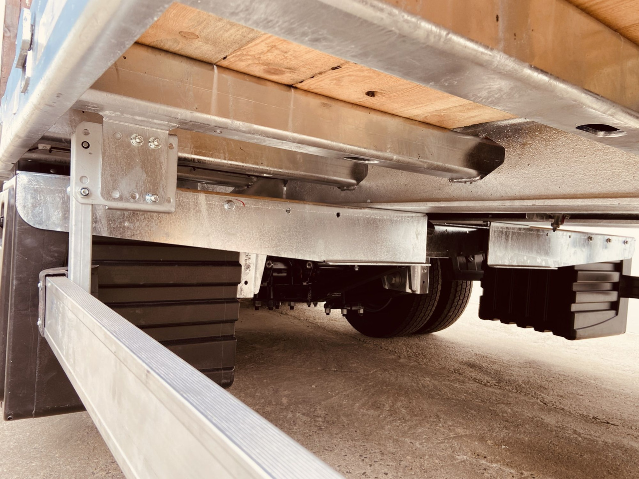 Möslein TT 32 Zugrohr gerade 34 t GG Tridem- Tieflader 3 Achs, gelenktNeufahrzeug - Низкорамный прицеп: фото 2 Möslein TT 32 Zugrohr gerade 34 t GG Tridem- Tieflader 3 Achs, gelenktNeufahrzeug - Низкорамный прицеп: фото 2