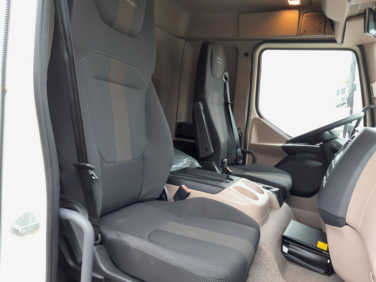 Грузовик с закрытым кузовом DAF FA XB 230 12t: фото 20