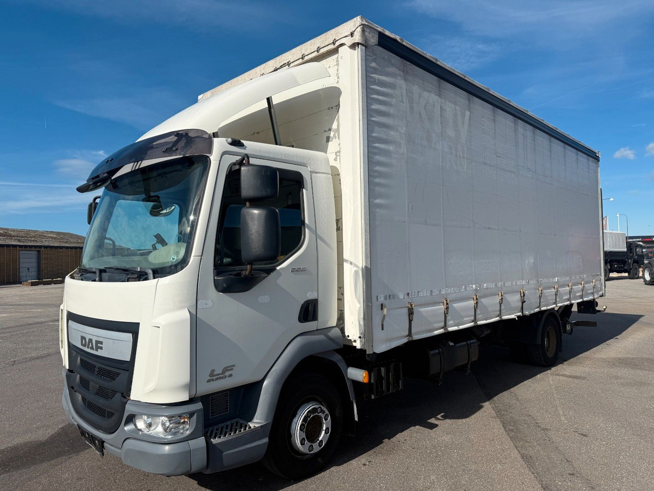 DAF LF 45 /220 4x2 Curtainsider and Taillift Euro 6 - Тентованный грузовик: фото 1 DAF LF 45 /220 4x2 Curtainsider and Taillift Euro 6 - Тентованный грузовик: фото 1