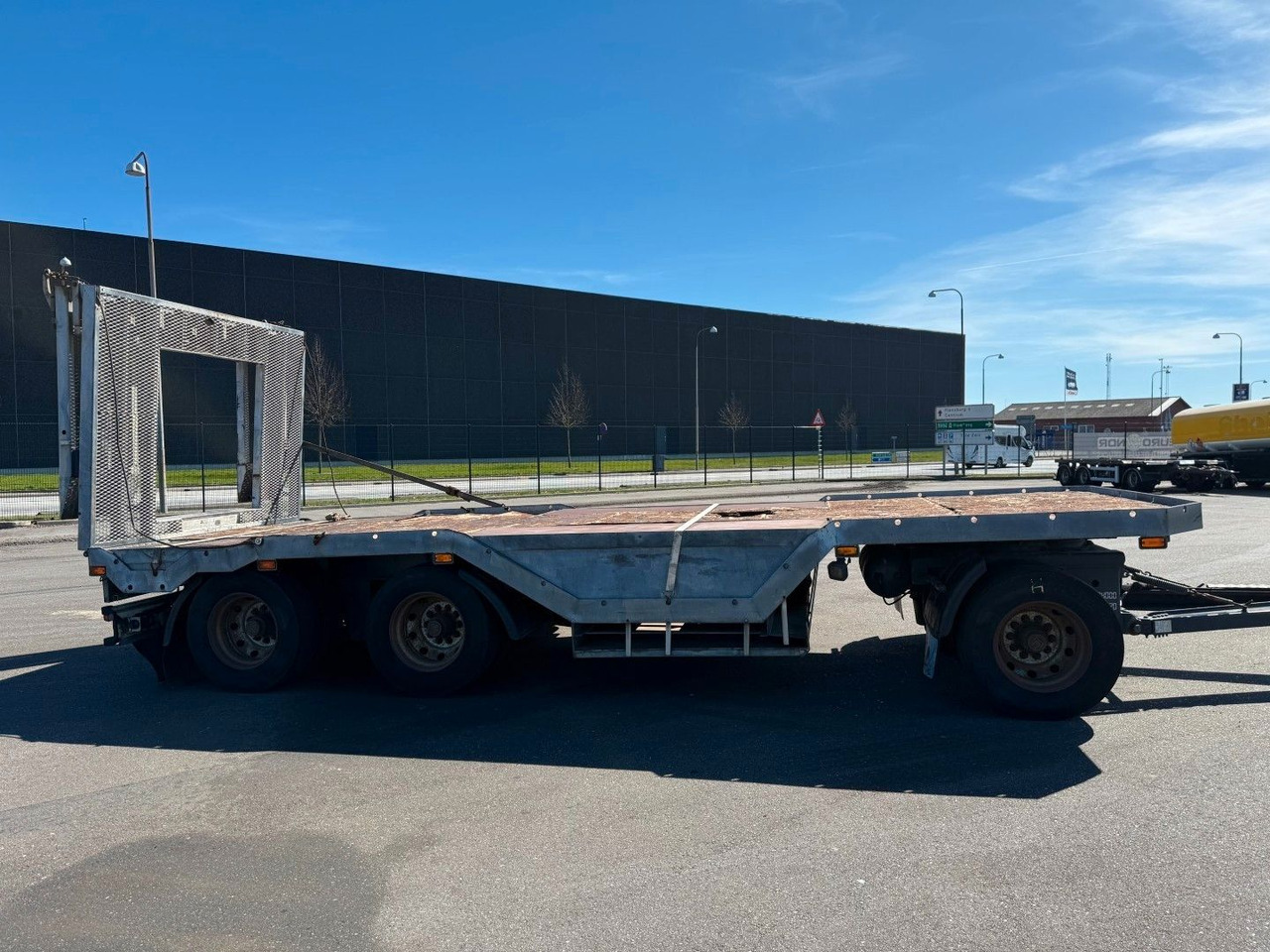 Fliegl FLT328 3 achser Maschinenanhänger mit Radkasten - Низкорамный прицеп: фото 3 Fliegl FLT328 3 achser Maschinenanhänger mit Radkasten - Низкорамный прицеп: фото 3