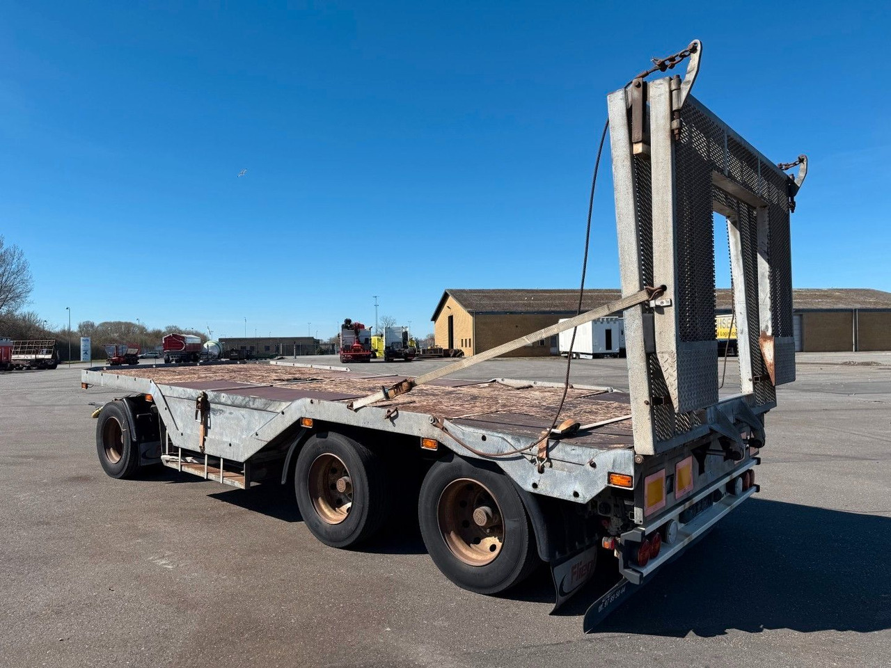 Fliegl FLT328 3 achser Maschinenanhänger mit Radkasten - Низкорамный прицеп: фото 5 Fliegl FLT328 3 achser Maschinenanhänger mit Radkasten - Низкорамный прицеп: фото 5