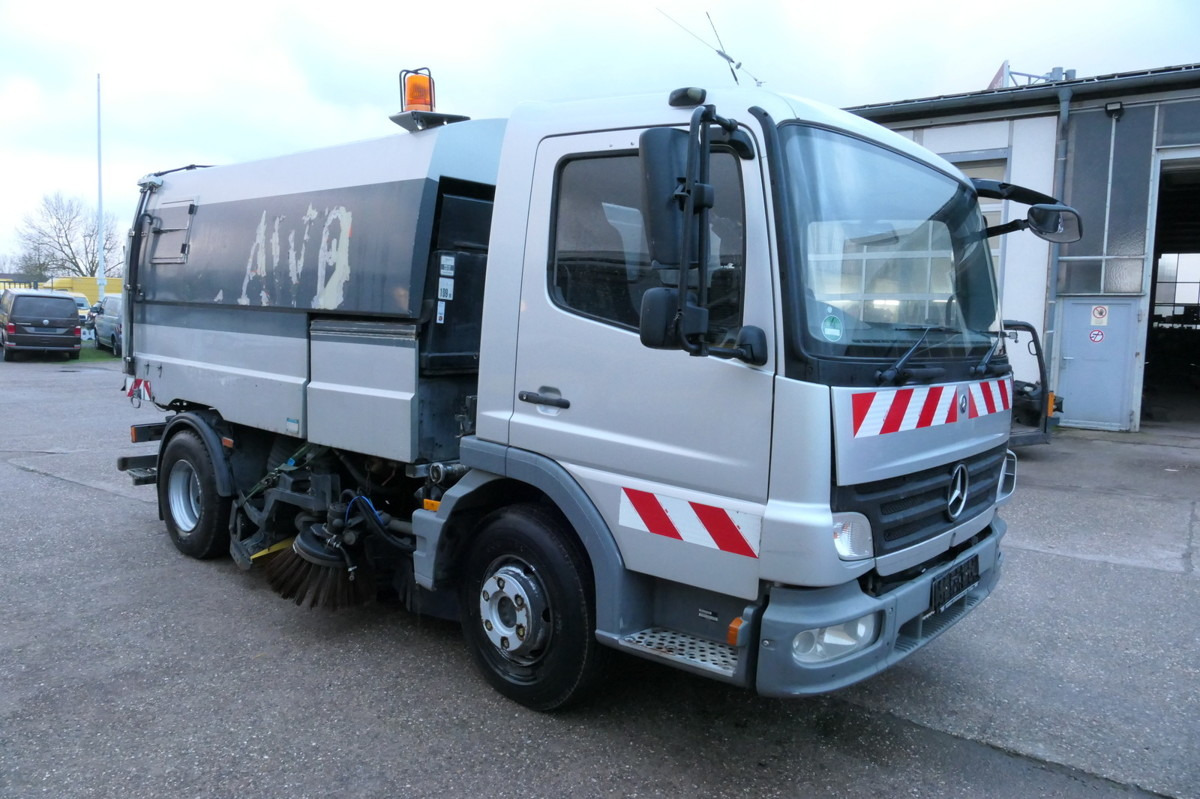 MERCEDES-BENZ Atego 1018 Rechtslenker Schmidt SK 500 R Rückfah - Подметально-уборочная машина: фото 3 MERCEDES-BENZ Atego 1018 Rechtslenker Schmidt SK 500 R Rückfah - Подметально-уборочная машина: фото 3