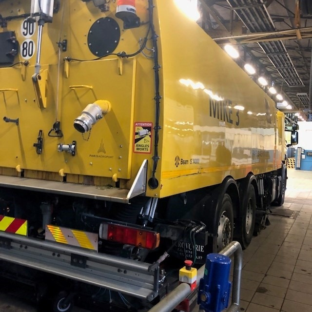 Runway Sweeper Johnston-Beam Scania P400 Model Beam S14000 - Подметально-уборочная машина: фото 2 Runway Sweeper Johnston-Beam Scania P400 Model Beam S14000 - Подметально-уборочная машина: фото 2