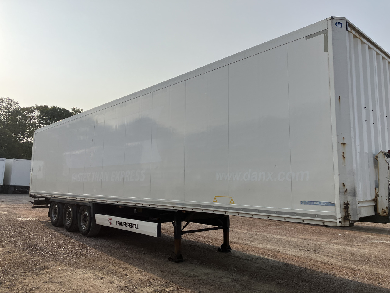 KRONE BOX - DOUPLESTOCK - Полуприцеп-фургон: фото 3 KRONE BOX - DOUPLESTOCK - Полуприцеп-фургон: фото 3