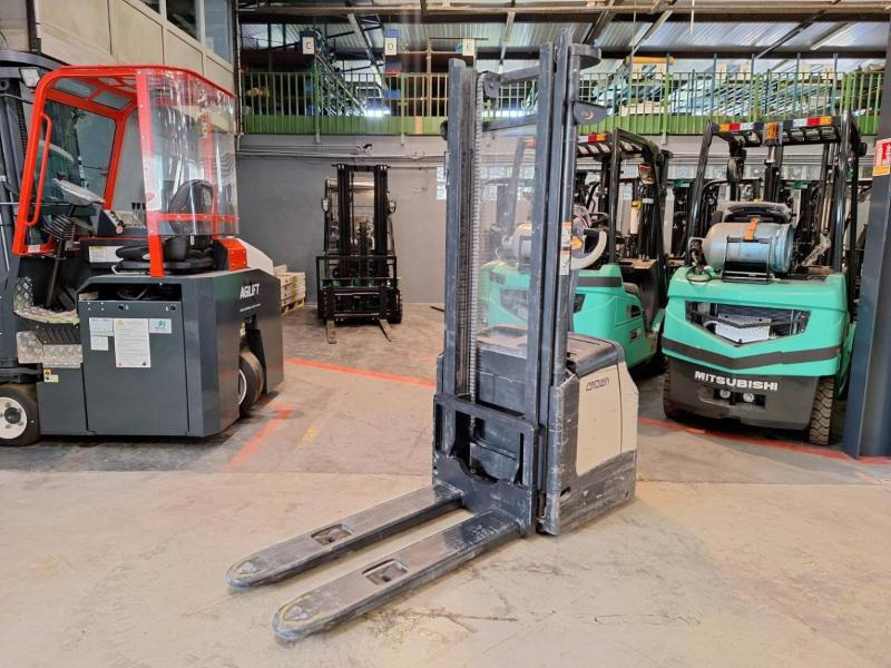 Crown ES4000-1.6 - Штабелер: фото 2 Crown ES4000-1.6 - Штабелер: фото 2