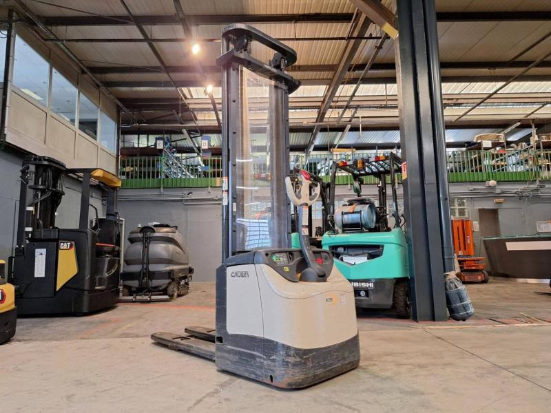 Crown ES4000-1.6 - Штабелер: фото 5 Crown ES4000-1.6 - Штабелер: фото 5