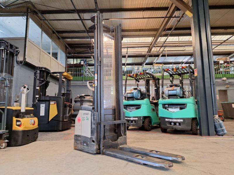 Crown ES4000-1.6 - Штабелер: фото 1 Crown ES4000-1.6 - Штабелер: фото 1