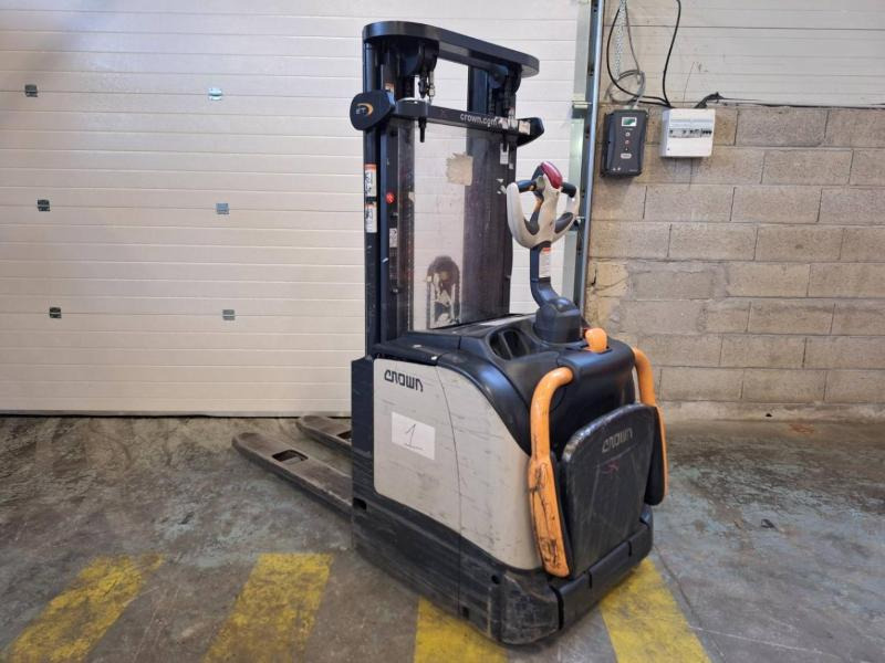 Crown ET4000-1.4 - Штабелер: фото 1 Crown ET4000-1.4 - Штабелер: фото 1