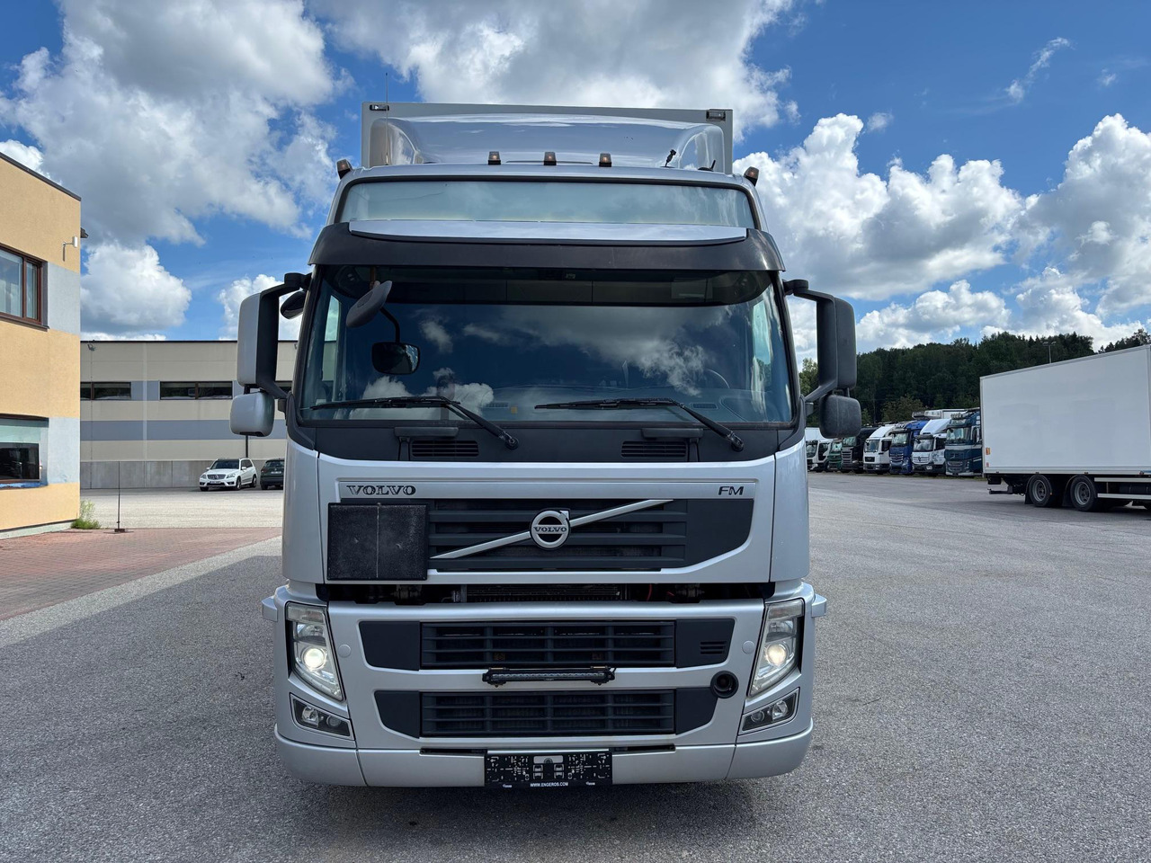 VOLVO FM330 - Грузовик с закрытым кузовом: фото 2 VOLVO FM330 - Грузовик с закрытым кузовом: фото 2