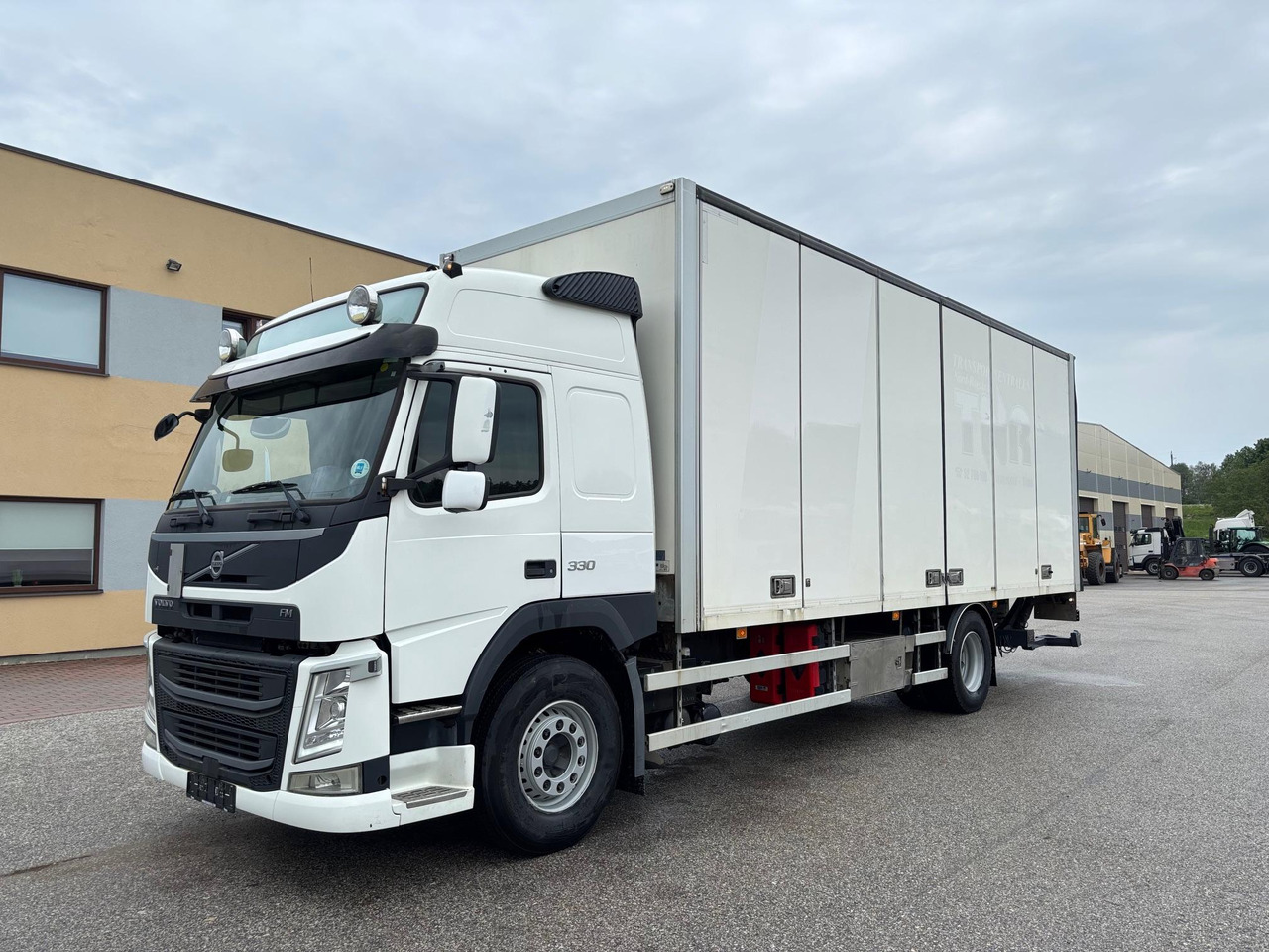 VOLVO FM330 - Грузовик с закрытым кузовом: фото 3 VOLVO FM330 - Грузовик с закрытым кузовом: фото 3