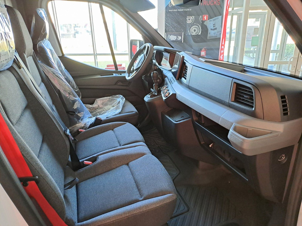 Renault Master L2H2 150 - NAV Klimaaut. Holzb. 270° - Цельнометаллический фургон: фото 5 Renault Master L2H2 150 - NAV Klimaaut. Holzb. 270° - Цельнометаллический фургон: фото 5