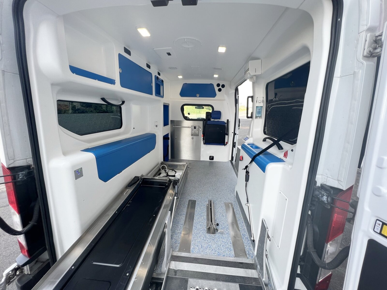 Ford Transit 2.2 TDCI 4x2 Transit 2.2 TDCI 4x2, Krankentransporter - Машина скорой помощи: фото 5 Ford Transit 2.2 TDCI 4x2 Transit 2.2 TDCI 4x2, Krankentransporter - Машина скорой помощи: фото 5