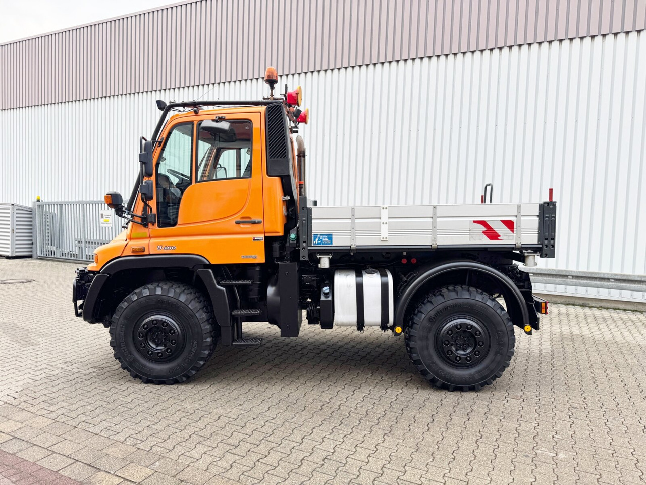 Unimog U 400 405/12 4x4 U 400 405/12 4x4, Kipper, Kommunalhydraulik, VarioPilot, Zapfwelle - Фургон: фото 2 Unimog U 400 405/12 4x4 U 400 405/12 4x4, Kipper, Kommunalhydraulik, VarioPilot, Zapfwelle - Фургон: фото 2