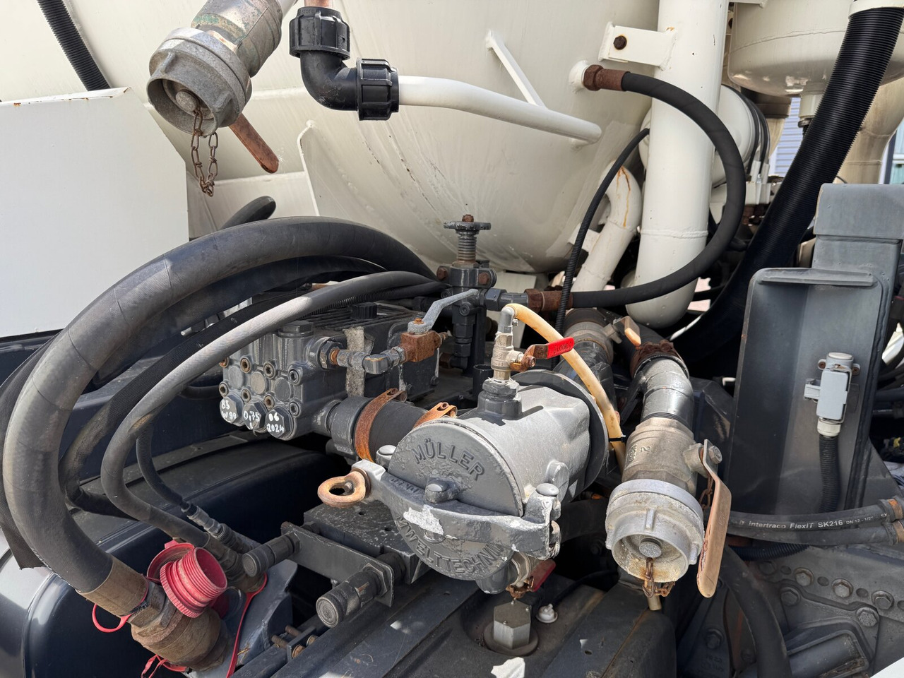 Грузовик Mercedes-Benz Actros 2541 L 6x2 Actros 2541 L 6x2, Müller Saug-/Spülwagen ca. 12m³, Widi-Platte, Lift-/Lenkachse: фото 12 Грузовик Mercedes-Benz Actros 2541 L 6x2 Actros 2541 L 6x2, Müller Saug-/Spülwagen ca. 12m³, Widi-Platte, Lift-/Lenkachse: фото 12