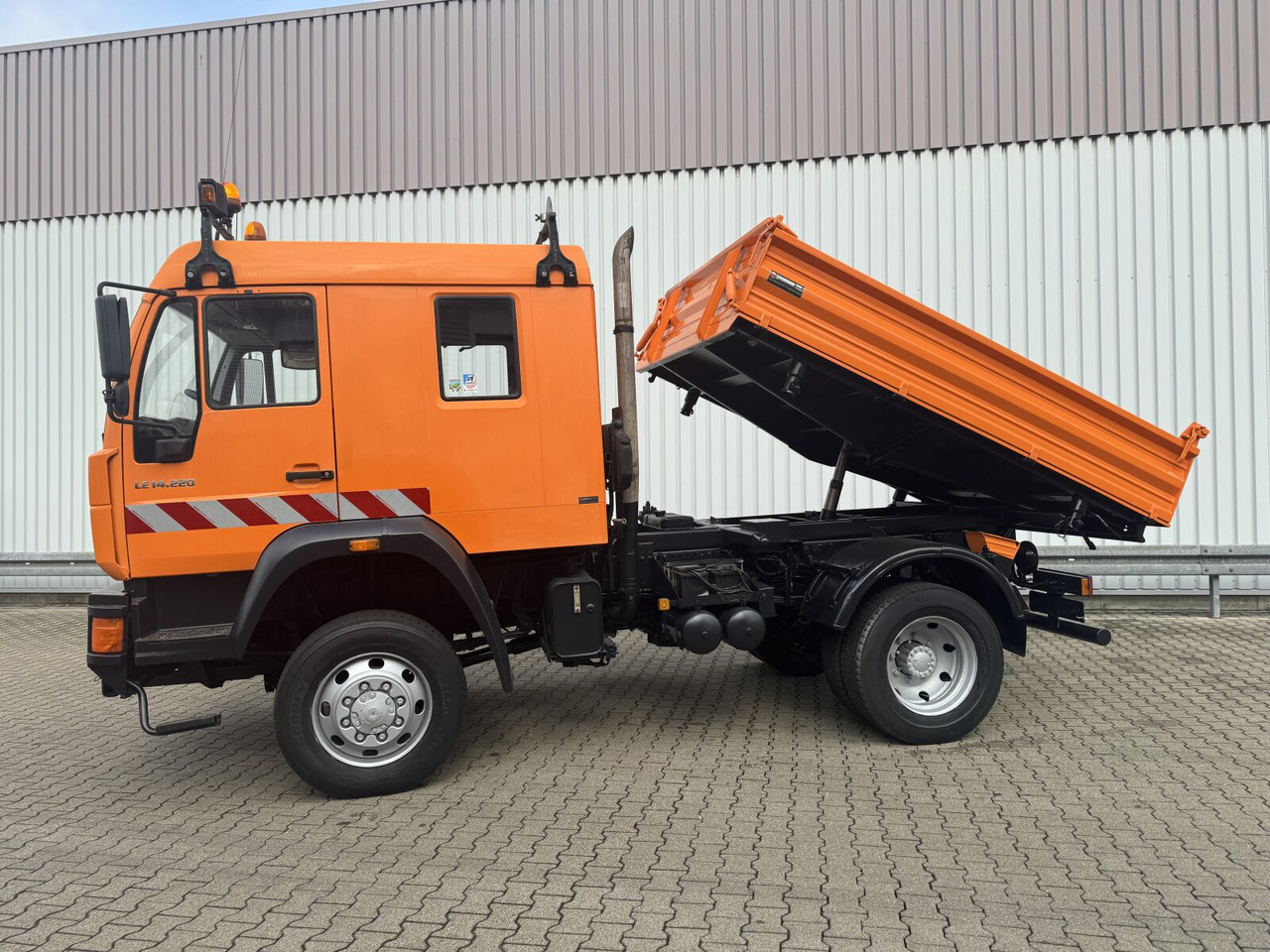 Фото интерьера 1: Самосвал MAN 14.225 LAK 4x4 BB Doka 14.225 LAK 4x4 BB Doka, Winterdienstausstattung Фото интерьера 1: Самосвал MAN 14.225 LAK 4x4 BB Doka 14.225 LAK 4x4 BB Doka, Winterdienstausstattung