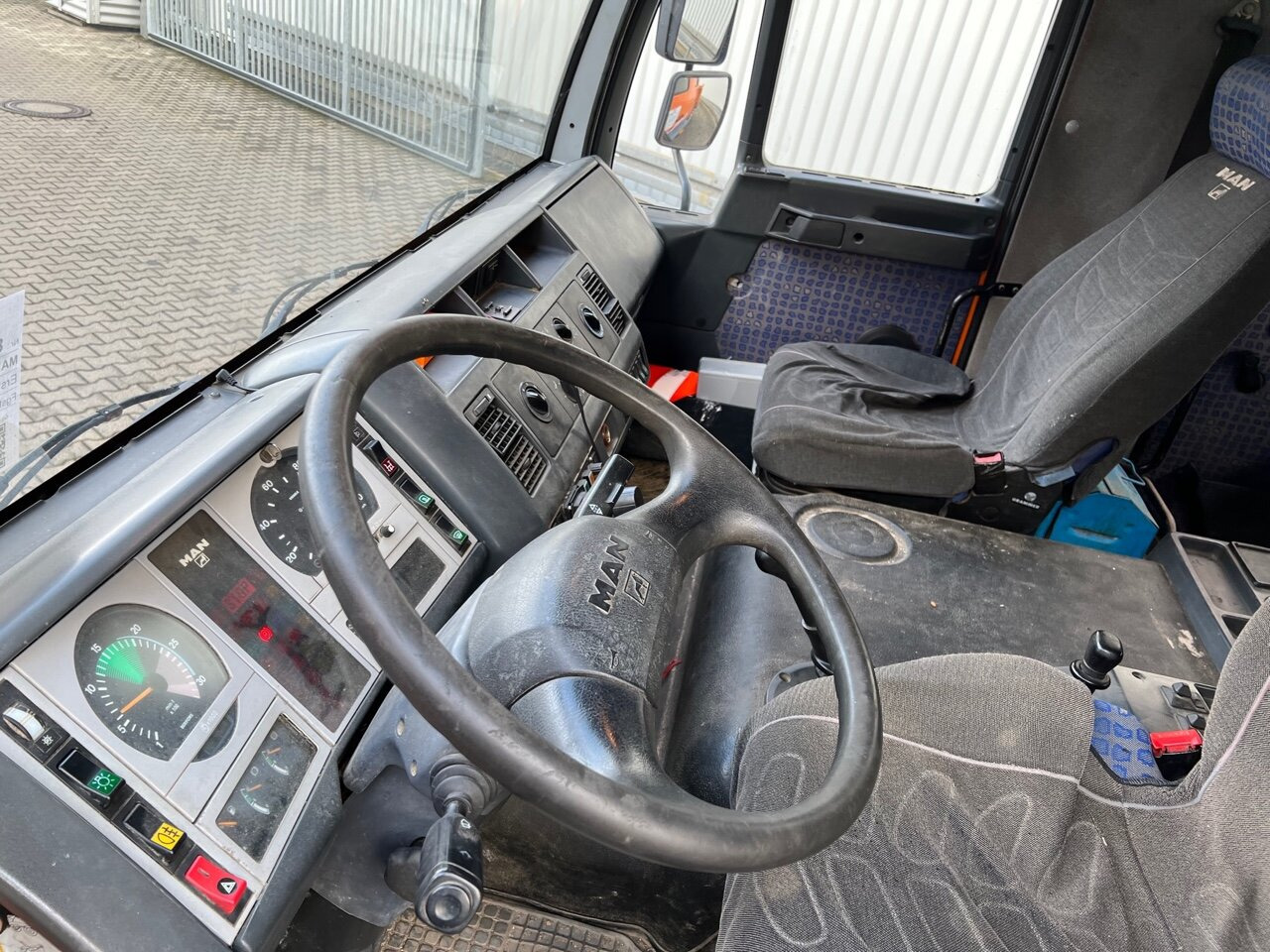 Самосвал MAN 14.225 LAK 4x4 BB Doka 14.225 LAK 4x4 BB Doka, Winterdienstausstattung: фото 13 Самосвал MAN 14.225 LAK 4x4 BB Doka 14.225 LAK 4x4 BB Doka, Winterdienstausstattung: фото 13