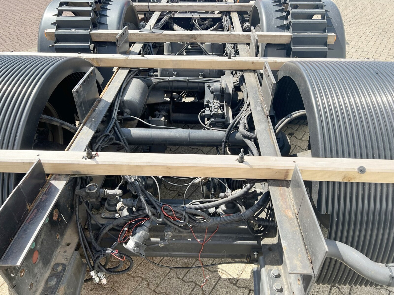 MAN 25/18.284 6x2-4 LL 25/18.284 6x2-4 LL, Retarder, Lenkachse - Грузовик-шасси: фото 4 MAN 25/18.284 6x2-4 LL 25/18.284 6x2-4 LL, Retarder, Lenkachse - Грузовик-шасси: фото 4