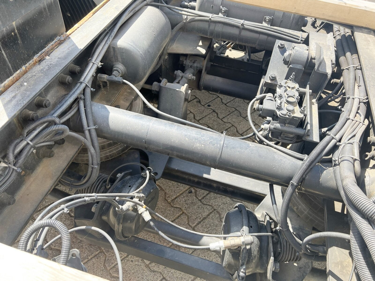 MAN 25/18.284 6x2-4 LL 25/18.284 6x2-4 LL, Retarder, Lenkachse - Грузовик-шасси: фото 5 MAN 25/18.284 6x2-4 LL 25/18.284 6x2-4 LL, Retarder, Lenkachse - Грузовик-шасси: фото 5