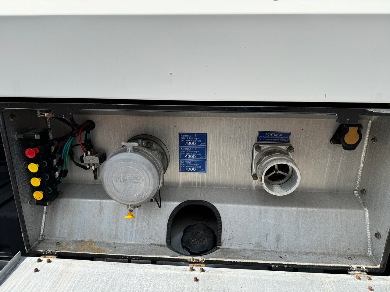 MAN TGA 26.390 6X2-4 BL TGA 26.390 6X2-4 BL, Lenk-/Liftachse, Willig Tankaufbau ca. 20.000l, 3 Kammern - Грузовик-цистерна: фото 3 MAN TGA 26.390 6X2-4 BL TGA 26.390 6X2-4 BL, Lenk-/Liftachse, Willig Tankaufbau ca. 20.000l, 3 Kammern - Грузовик-цистерна: фото 3