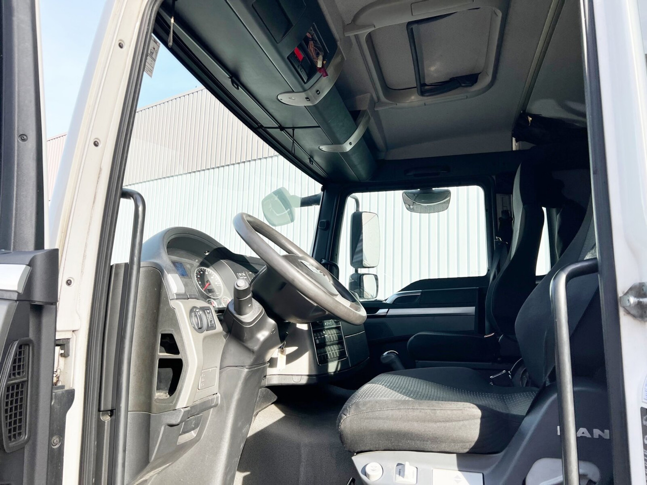 MAN TGL 12.220 4X2 BL TGL 12.220 4X2 BL mit Dhollandia LBW - Грузовик с закрытым кузовом: фото 2 MAN TGL 12.220 4X2 BL TGL 12.220 4X2 BL mit Dhollandia LBW - Грузовик с закрытым кузовом: фото 2