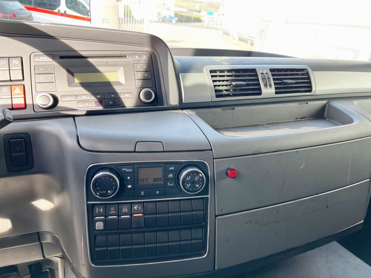 MAN TGL 12.220 4X2 BL TGL 12.220 4X2 BL mit Dhollandia LBW - Грузовик с закрытым кузовом: фото 5 MAN TGL 12.220 4X2 BL TGL 12.220 4X2 BL mit Dhollandia LBW - Грузовик с закрытым кузовом: фото 5