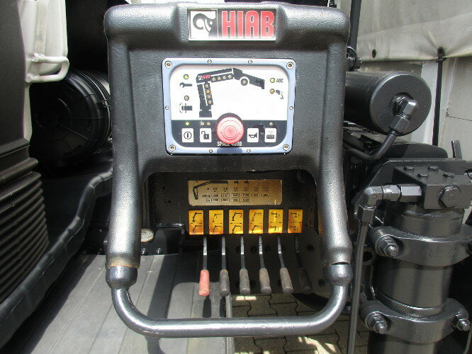 MAN TGL 12.240 BL 4x2 TGL 12.240BL 4x2, mit Kran Hiab 088 mit Funk - Автоманипулятор, Тентованный грузовик: фото 2 MAN TGL 12.240 BL 4x2 TGL 12.240BL 4x2, mit Kran Hiab 088 mit Funk - Автоманипулятор, Тентованный грузовик: фото 2