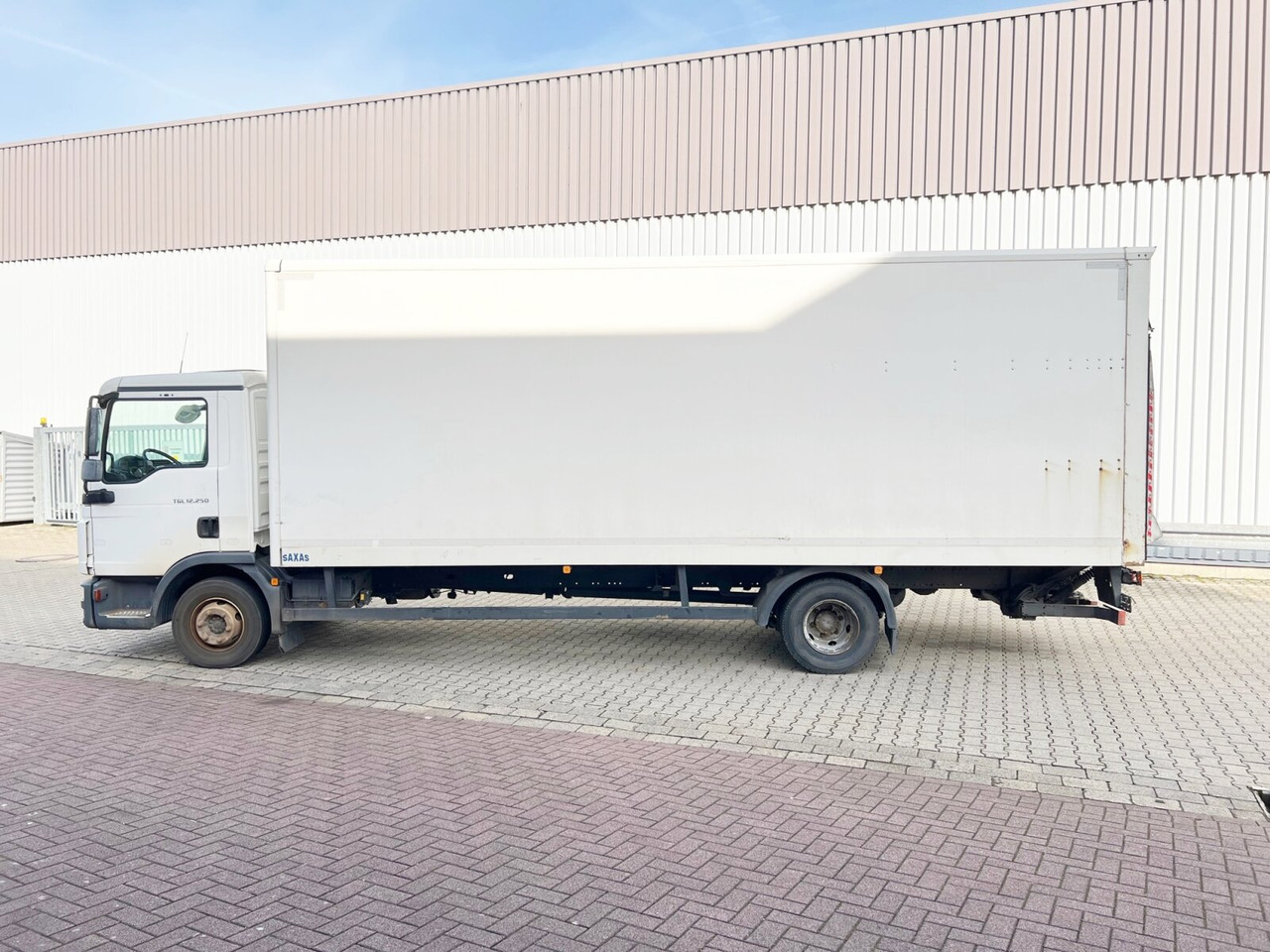MAN TGL 12.250/340 4X2 BL TGL 12.250/340 4X2 BL mit Dhollandia LBW, 42 cbm - Грузовик с закрытым кузовом: фото 2 MAN TGL 12.250/340 4X2 BL TGL 12.250/340 4X2 BL mit Dhollandia LBW, 42 cbm - Грузовик с закрытым кузовом: фото 2