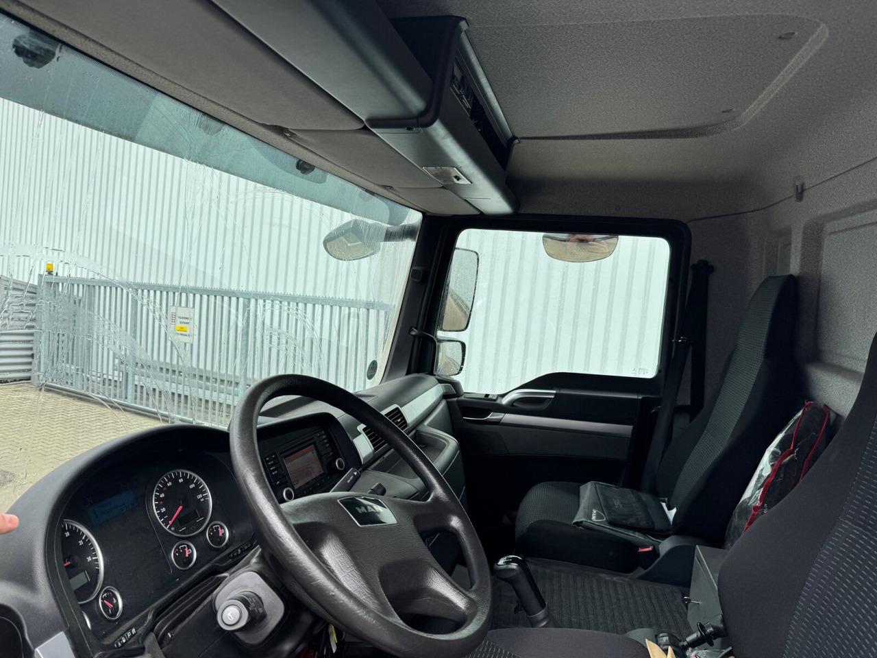 MAN TGM 15.250 4x2 LL TGM 15.250 4x2 LL, Getränkekoffer, Navi - Грузовик с закрытым кузовом: фото 2 MAN TGM 15.250 4x2 LL TGM 15.250 4x2 LL, Getränkekoffer, Navi - Грузовик с закрытым кузовом: фото 2