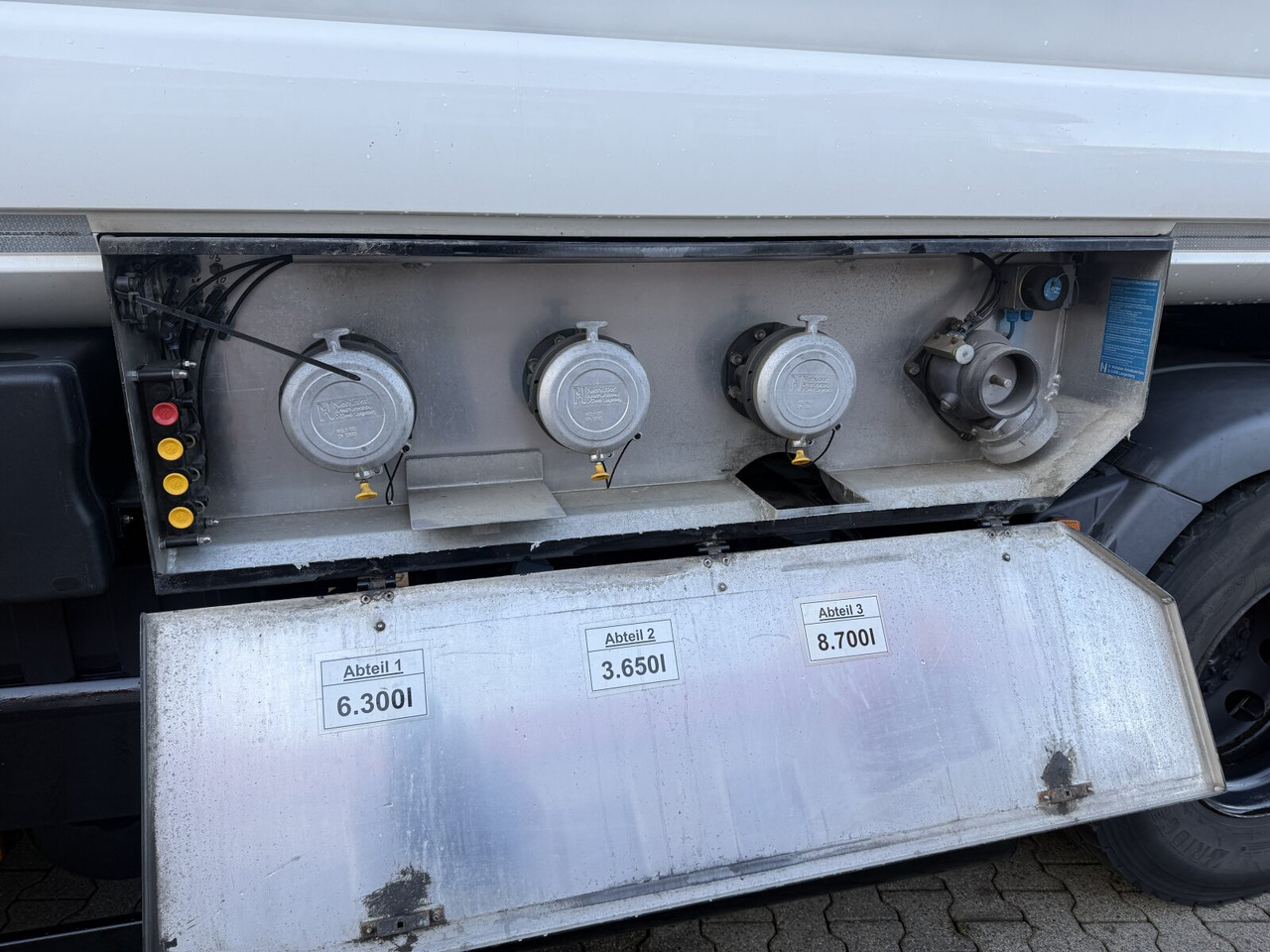 MAN TGS 26.440 6x2-4 BL TGS 26.440 6x2-4 BL, Lenk-/Liftachse, ADR, Esterer Tank ca. 20.340l, 3 Kammern - Грузовик-цистерна: фото 2 MAN TGS 26.440 6x2-4 BL TGS 26.440 6x2-4 BL, Lenk-/Liftachse, ADR, Esterer Tank ca. 20.340l, 3 Kammern - Грузовик-цистерна: фото 2