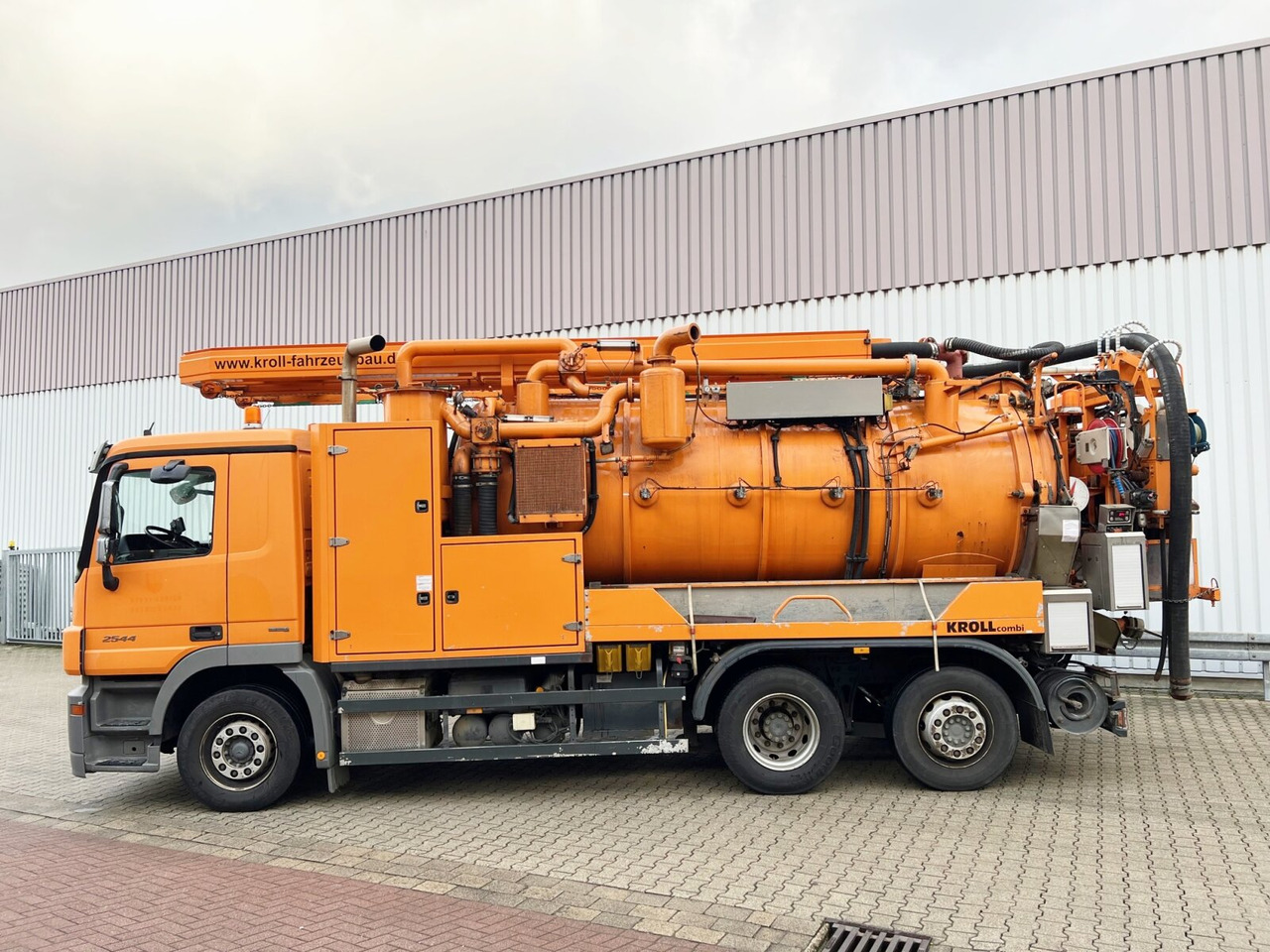 Mercedes-Benz Actros 2544 L 6x2 Actros 2544 L 6x2, Lenkachse, Kroll Saug-/Spülwagen ca. 12m³, Funk - Ассенизатор: фото 3 Mercedes-Benz Actros 2544 L 6x2 Actros 2544 L 6x2, Lenkachse, Kroll Saug-/Spülwagen ca. 12m³, Funk - Ассенизатор: фото 3