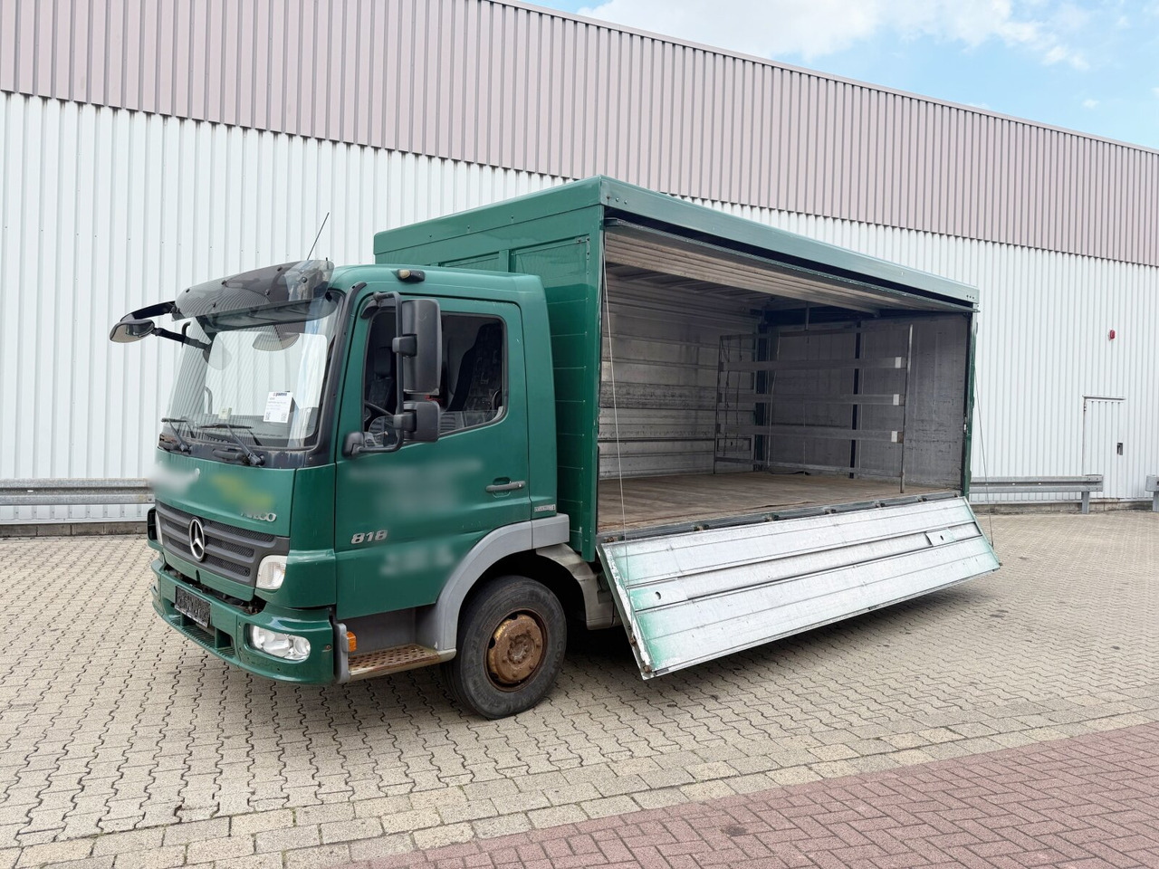 Mercedes-Benz Atego 818 L 4x2 Atego 818 L 4x2, Getränkekoffer, 2x AHK - Грузовик с закрытым кузовом: фото 1 Mercedes-Benz Atego 818 L 4x2 Atego 818 L 4x2, Getränkekoffer, 2x AHK - Грузовик с закрытым кузовом: фото 1