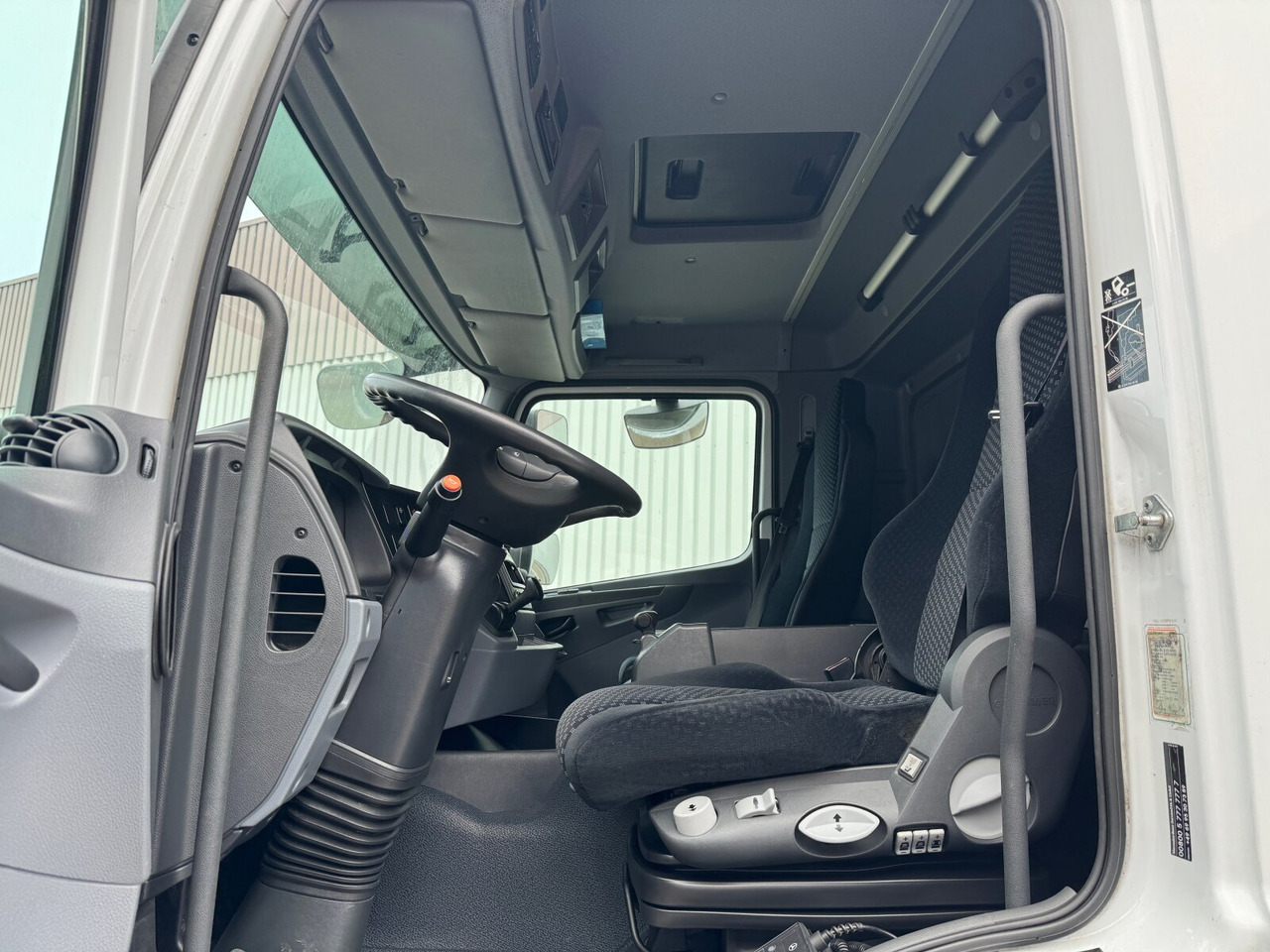 Mercedes-Benz Axor 1833 L 4x2 Axor 1833 L 4x2, Getränkekoffer - Грузовик с закрытым кузовом: фото 2 Mercedes-Benz Axor 1833 L 4x2 Axor 1833 L 4x2, Getränkekoffer - Грузовик с закрытым кузовом: фото 2