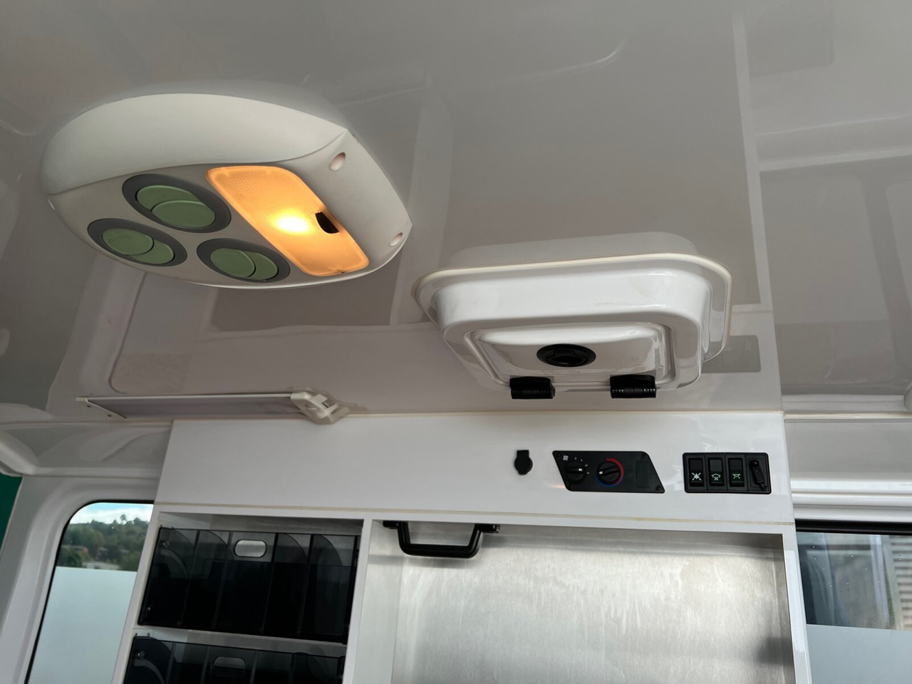 Машина скорой помощи Renault Trafik 2.0 dCi115 4x2 Trafik 2.0 dCi115 4x2, Krankentransporter: фото 12 Машина скорой помощи Renault Trafik 2.0 dCi115 4x2 Trafik 2.0 dCi115 4x2, Krankentransporter: фото 12