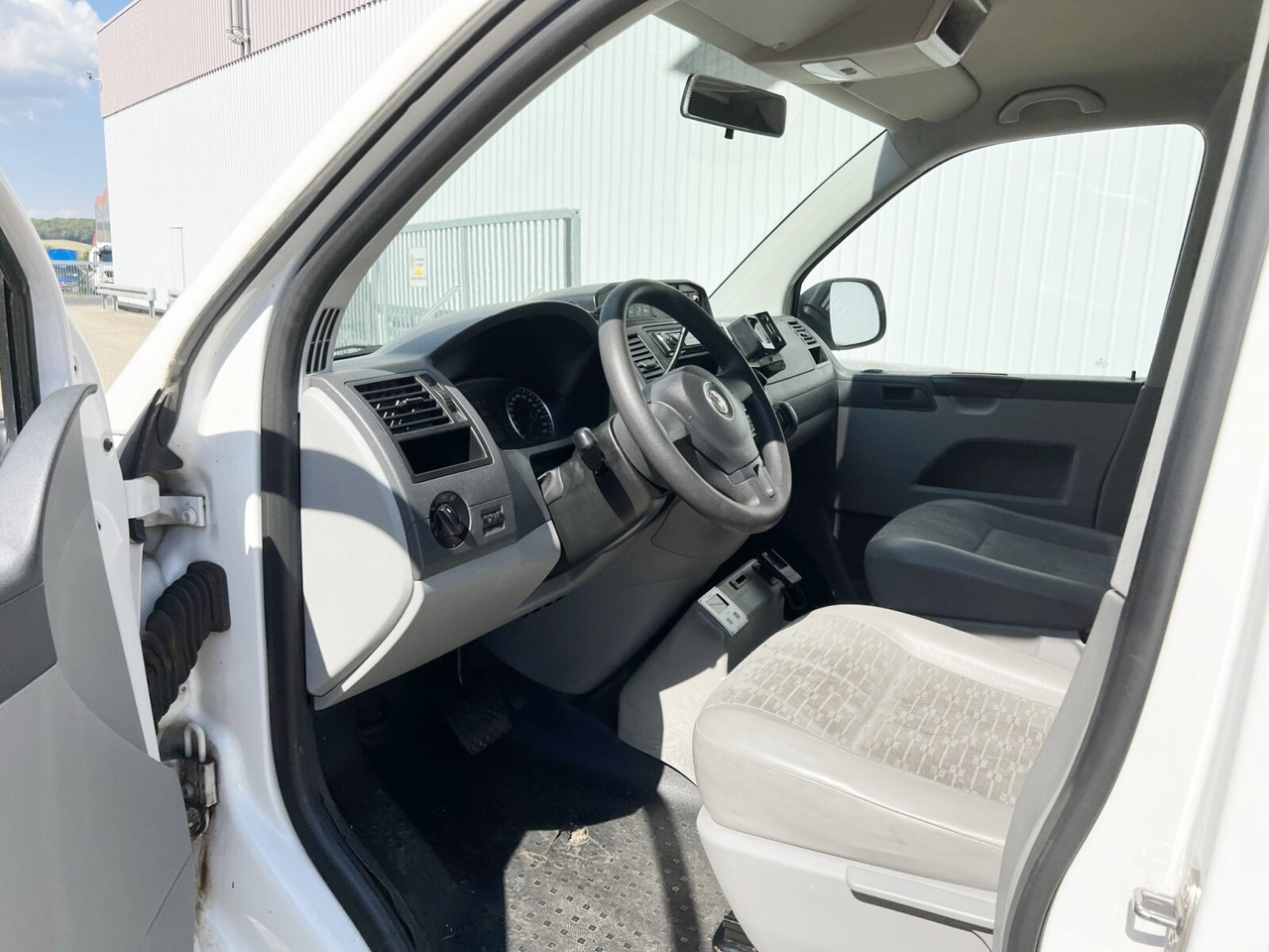 Volkswagen T5 2.0 TDI 4x2 T5 2.0 TDI 4x2, Krankenwagen - Машина скорой помощи: фото 3 Volkswagen T5 2.0 TDI 4x2 T5 2.0 TDI 4x2, Krankenwagen - Машина скорой помощи: фото 3