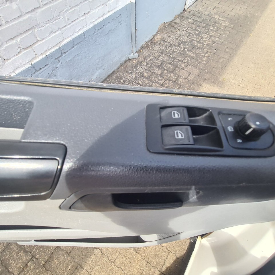 Volkswagen T5 2.0 TDI T5 2.0 TDI, Krankenwagen - Машина скорой помощи: фото 5 Volkswagen T5 2.0 TDI T5 2.0 TDI, Krankenwagen - Машина скорой помощи: фото 5