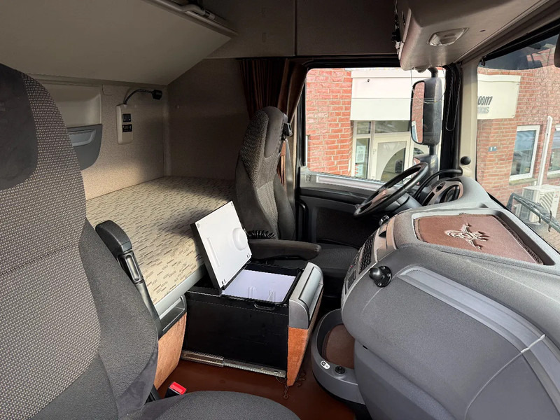 DAF XF 440 XF440 4X2 / hydrauliek / schuifschotel / alcoa / top staat / "BLACK BEAUTY" - Тягач: фото 4 DAF XF 440 XF440 4X2 / hydrauliek / schuifschotel / alcoa / top staat / "BLACK BEAUTY" - Тягач: фото 4